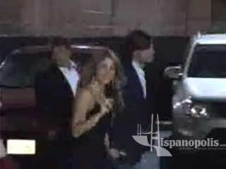 La SUPER estrella Shakira es captada de la mano de su novio por paparazzis