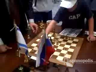 Ilan Ajzen con los Jueces y Maestros de Ajedrez analiza la partida donde Grushek venci� a Gelfand en trepidante encuentro