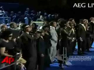 Los hermanos y amigos de Michael Jackson interpretaron el tema, mientras en el escenario fueron desfilando algunos invitados a la ceremonia.
