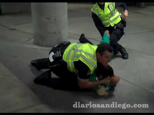 Una persona grab� el momento en que oficiales del Departamento de Polic�a de San Diego detienen a dos aficionados de M�xico.