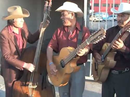 Un video muy simp�tico de un grupo de Norte�o tocando por las calles de Tijuana.