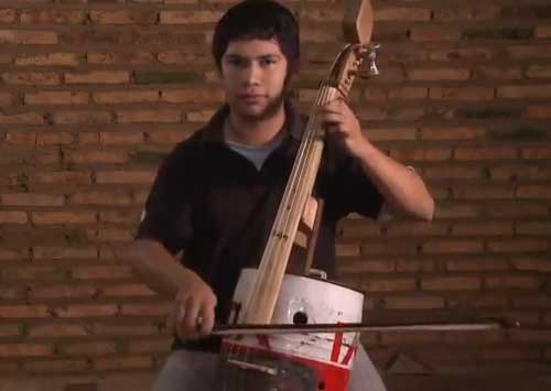 En Uruguay estn haciendo cursos gratis, para que la gente ms pobre aprenda a tocar instrumentos de cuerda y otros para hacer conciertos con un profesor de la filarmnica. Eso tambin en Paraguay como muestra esto. Mirenlo.