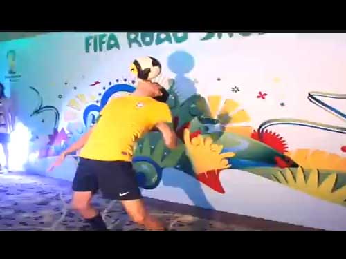 Dominando al bal�n de f�tbol: gran exhibici�n rumbo al Mundial de Brasil 2014