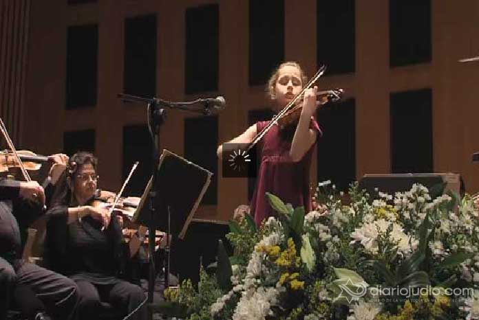 La joven violinista Masha Marshon, de 11 aos de edad con la Orquesta Filarmnica de Israel